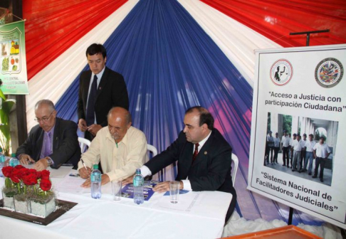 Foto de archivo de firma de convenio de los representantes del Sistema Nacional de Facilitadores Judiciales.