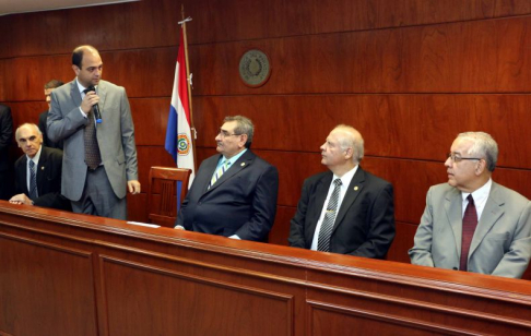 El presidente de la Corte Suprema de Justicia, Dr. Antonio Fretes, y el presidente de la Universidad Americana, Mag. Héctor Guillermo González, acompañados del vicepresidente primero de la Corte, Dr. Luis María Benítez Riera durante la firma del convenio.