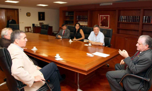 Doctor Víctor Manuel Núñez recibió esta mañana a representantes de la UGP. 