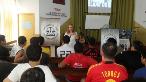 El objetivo de estos encuentros es brindar apoyo psicológico a los reclusos para mejorar la salud mental.