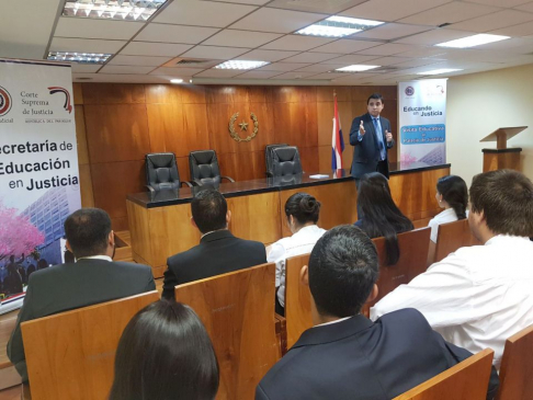 Los alumnos participaron de una charla con el juez laboral Jorge Barboza.