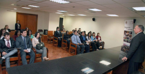 El magistrado Amado Verón alentó a los universitarios ser diligentes y cuidadosos como profesionales