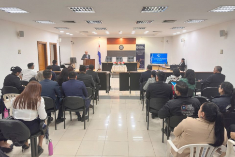 Magistrado recibió un reconocimiento y disertó en Amambay.
