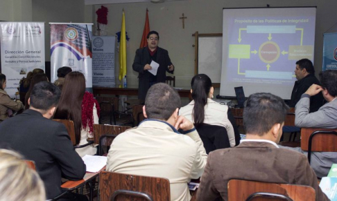 Jim Zaracho, coordinador de la Oficina de Integridad Institucional, exponiendo ante los alumnos de distintas universidades.