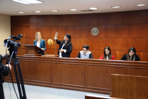 El sorteo de las causas de la Sala Civil se llevó a cabo en la Sala de Conferencias , noveno piso de la torre norte del Palacio de Justicia.
