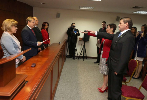 El juramento se hizo en la Sala de Conferencias del Palacio de Justicia de Asunción.