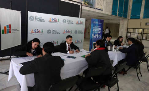 Funcionarios de la Dirección de Estadística Judicial se presentaron a recabar resultados de la encuestas en el Palacio de Justicia de Asunción.