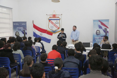 Taller educativo dirigido a estudiantes del 3er grado al 3er año de la Educación Media del Colegio Nacional Dr. Ángel Muzzolón y de la Escuela Básica Nº 5865 San Miguel Arcángel, en Fuerte Olimpo, departamento de Alto Paraguay. 