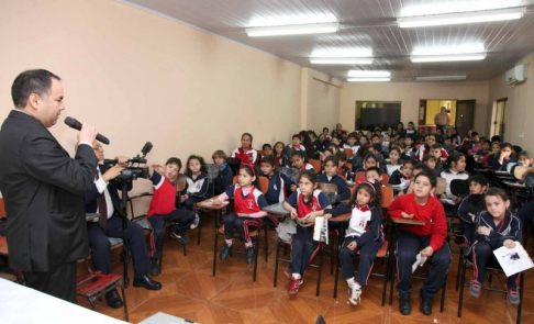 El juez de la Niñez y Adolescencia de Hernandarias, abogado Roberto Macarito, se encargó de dictar una parte de la charla.