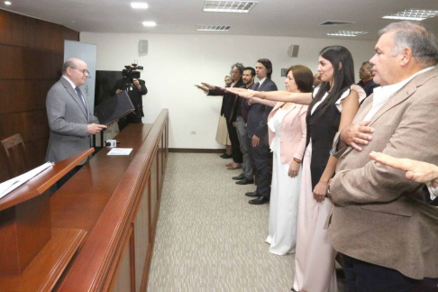 El doctor César Diesel Junghanns, acompañado de la abogada María Rita Monges Dos Santos, secretaria de la Sala Civil y Comercial de la Corte Suprema de Justicia, tomó juramento de rigor a ocho nuevos naturalizados.
