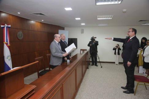 Presidente y ministro de la Corte Suprema tomaron juramento a un magistrado.