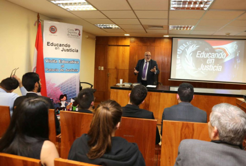 Alumnos del primer año de la carrera de Derecho de la Universidad Católica filial Alto Paraná llegaron a la sede judicial de la capital para interiorizarse sobre el manejo de los procesos judiciales.