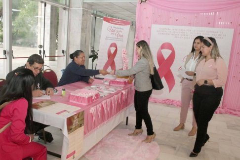 Octubre Rosa: entregan órdenes médicas para estudios a funcionarias y usuarias.