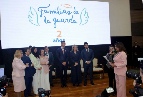 Presidente Martínez Simón y ministra Llanes acompañaron el segundo aniversario del programa “Familias de la Guarda”.