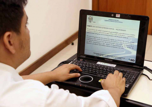 Funcionario capacitado para brindar asistencia en la utilización del sistema Judisoft