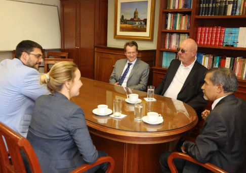 El ministro de la Corte Suprema de Justicia doctor Manuel Ramírez Candia recibió en su despacho a representantes de la Fundación Naumann para la Libertad.