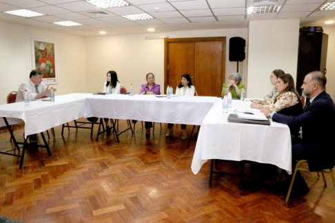 Reunión de trabajo entre autoridades judiciales y el doctor Camilo Torres sobre protocolo de internación en UTRA. 