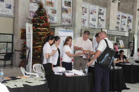 Funcionarios judiciales explicando el servicio brindado a la ciudadanía.