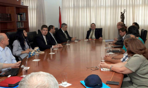 La reunión se realizó en la sala del pleno de la Corte Suprema de Justicia.