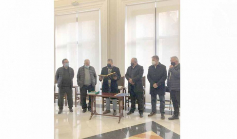Ministro Jiménez Rolón firmó el libro de visitantes ilustres del Tribunal de las Aguas de Valencia, España