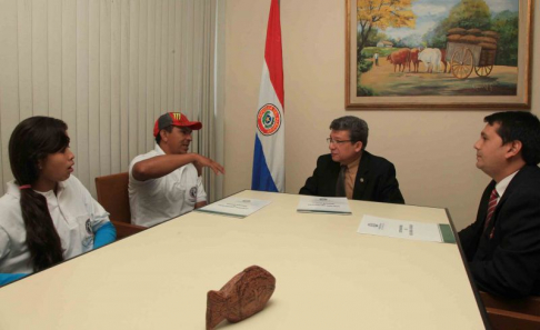 Momento de la reunión entre los voluntarios de Justicia de pueblos originarios y los representantes de la OEA.
