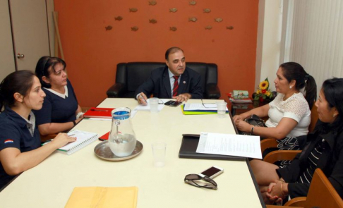 Reunión de trabajo en la Dirección de Facilitadores Judiciales con el director Rigoberto Zarza y juezas de Paz, miembros de enlace de la Circunscripción de Alto Paraná.