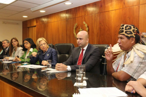 El representante de la comunidad étnica Totobiegosode expuso sobre los reclamos principales de la población.
