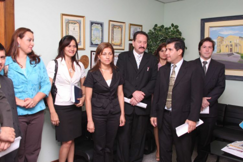 Gremio de abogados apoya la inamovilidad de ministros de la Corte