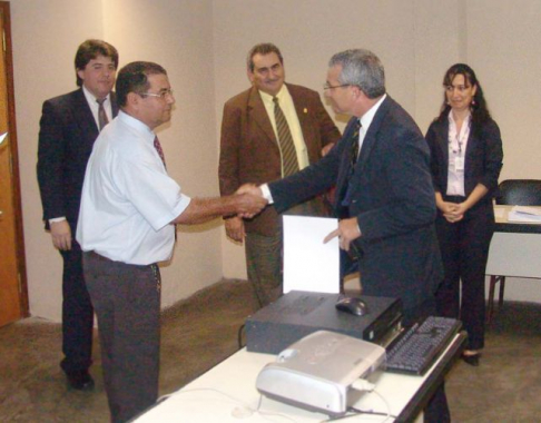 El ministro Antonio Fretes entregó certificados a los choferes de la Corte