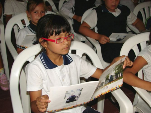 Alumnos demostraron mucho interés sobre los materiales didácticos brindados por la Secretaría.