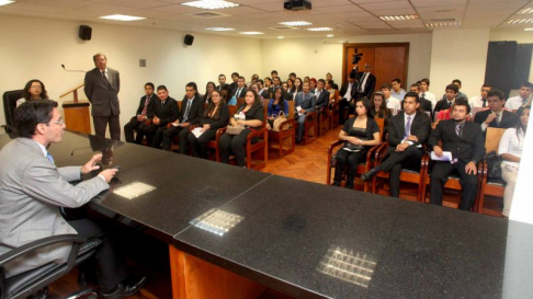 El magistrado Edgar Rivas instó a los estudiantes a formarse continuamente
