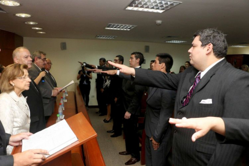 Los nuevos fiscales tomando el juramento de rigor ante los ministros de la Corte Suprema de Justicia.