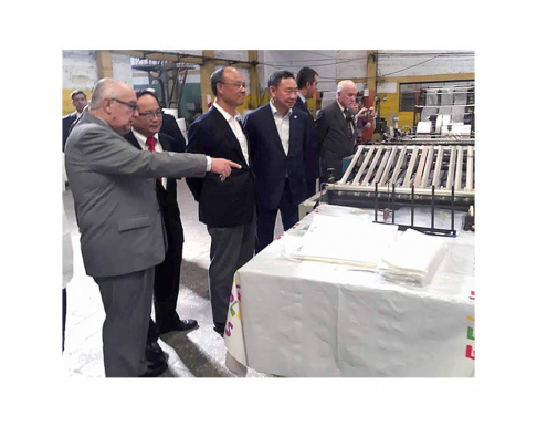 Ministros de la Corte Óscar Bajac y César Garay Zuccolillo, durante el recorrido en la fábrica San Jo SRL.