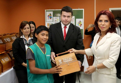La ministra Miryam Peña y Julio Vichini, presidente del Consejo de la Cooperativa Judicial, acompañaron el acto.