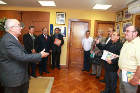 Ministro Miguel Oscar Bajac, dialogando con la comitiva.