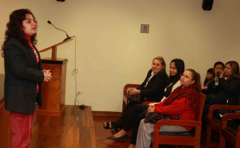La abogada Silvia López Safi fue la instructora del curso.