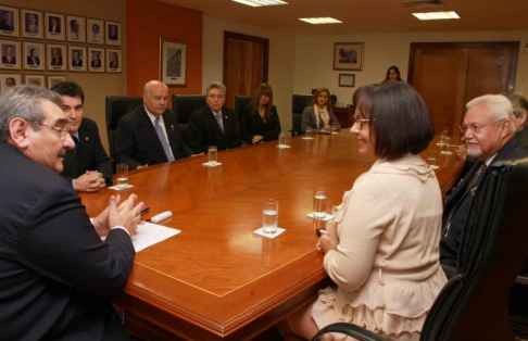 El presidente de la Corte, doctor Antonio Fretes, recibió a la titular de la FLAM, doctora Mirinda Vicenty Nazario.