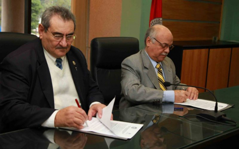 Momento en que el presidente de la CSJ, doctor Antonio Fretes, y el rector de la UNA, ingeniero agrónomo Pedro González, firman el convenio de cooperación.