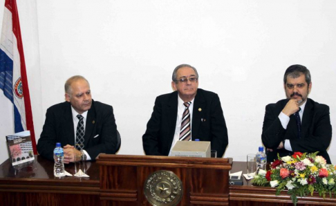 Los autores del libro, los ministros José Raúl Torres Kirmser y Luis María Benítez Riera, con el doctor Enrique Riera, quien hizo el lanzamiento de la obra.