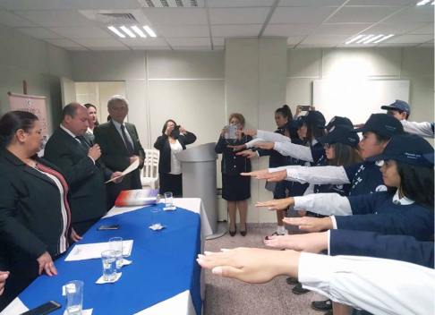 El juramento de los 21 estudiantes del Nivel Medio de dos instituciones de Caacupé estuvo a cargo del abogado Víctor José Yaharí Cousirat, juez de la Niñez y Adolescencia y coordinador de los facilitadores en Cordillera.