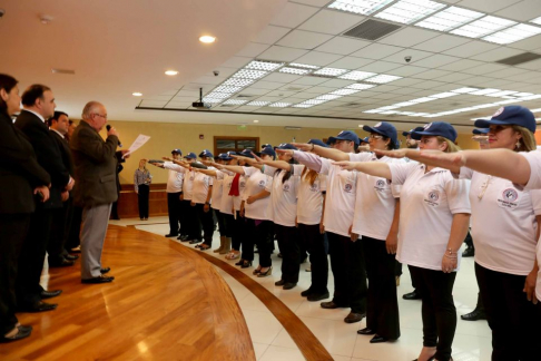 Ministro Miguel Óscar Bajac, tomando juramento a los nuevos facilitadores judiciales en el Salón Auditorio del Palacio de Justicia.