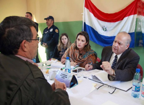 Los ministros de la Corte Suprema de Justicia, Luis María Benítez Riera, Miryam Peña y Gladys Bareiro de Módica encabezaron una comitiva judicial para actualizar la situación procesal de los internos del Penal Regional de Emboscada.