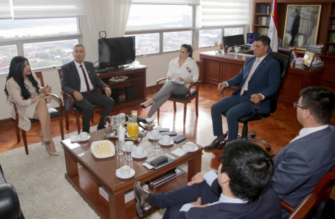 Ministro Víctor Ríos recibió en audiencia a representantes de la ANEAES