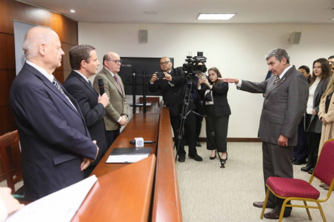 Ministros de la Corte Suprema tomaron juramento a magistrado.