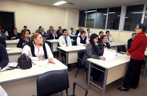 El curso estuvo a cargo de la instructora  Prof. Abg. Ángela Romero.