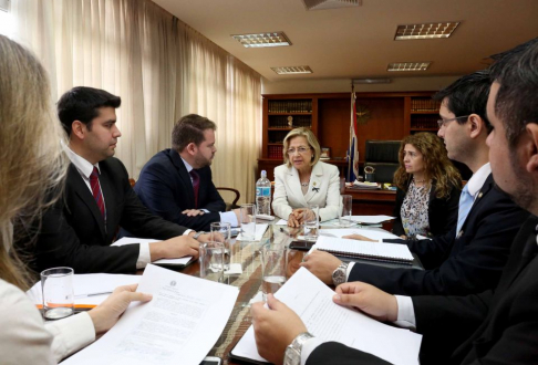 Momento de la reunión entre la titular de la Corte Suprema de Justicia, doctora Alicia Pucheta, el director del Registro Civil, José Cogliolo y una comitiva técnica