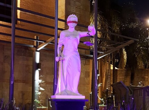 Astrea y fachadas se iluminaron con el color rosa.