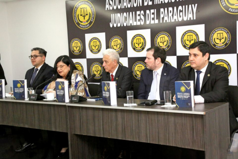 La vicepresidenta primera de la máxima instancia judicial y titular de la Sala Penal, doctora Carolina Llanes, presentó este lunes la 10.ª Edición de la Revista Jurídica de la Asociación de Magistrados Judiciales del Paraguay (AMJP).