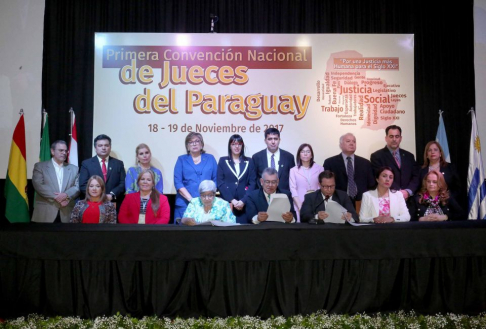 Los magistrados, leyendo las conclusiones de la convención.