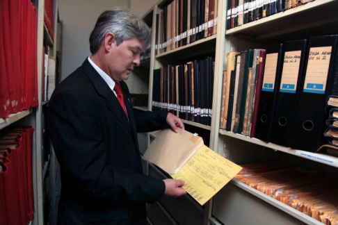 El director del Museo de la Justicia, Centro de Documentación y Archivo para la Defensa de los Derechos Humanos, José Agustín Fernández, revisando una ficha de la época dictatorial.